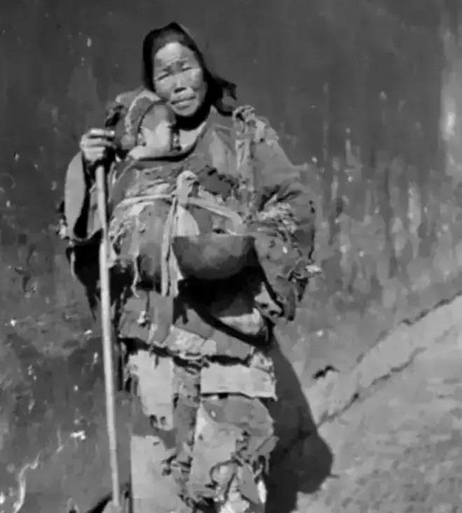1949年，一位衣衫褴褛的老妇人颤巍巍地站在县委大院门口，卫兵伸手拦住她：