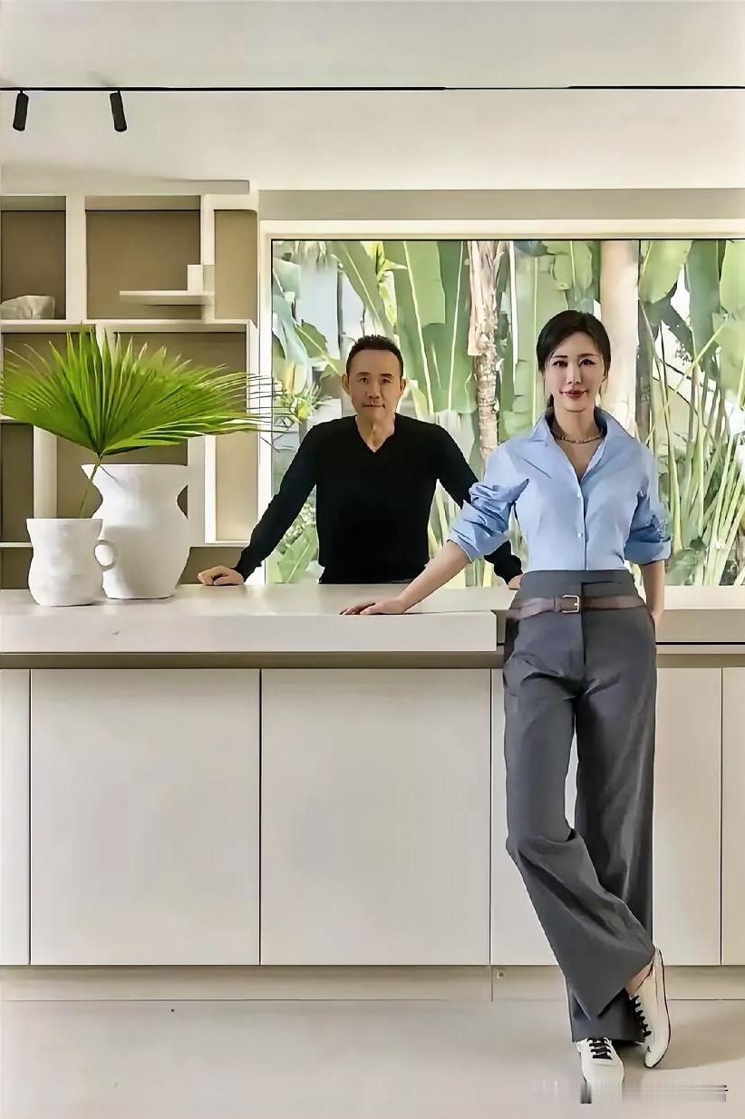 果然再大的老板
在家也要听老婆的
王石为了配合娇妻田朴珺拍照，特意用染发剂把头发