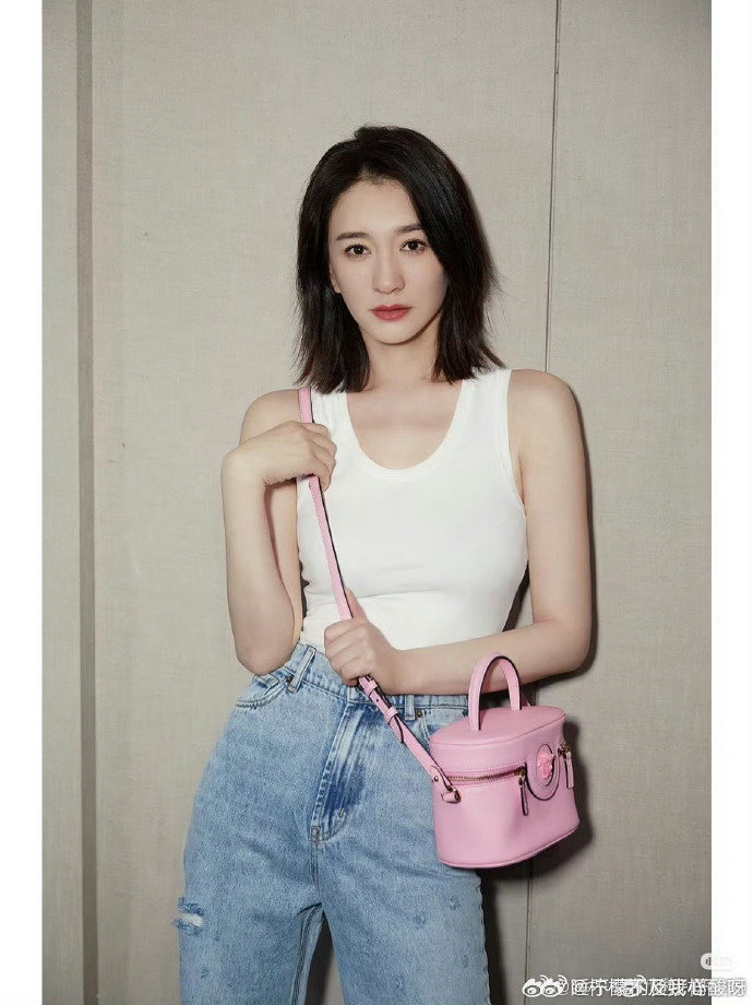 李小冉也微醺了又飒又冷的李小冉，微醺后自带迷糊可爱buff，像在温柔唠嗑，松弛感