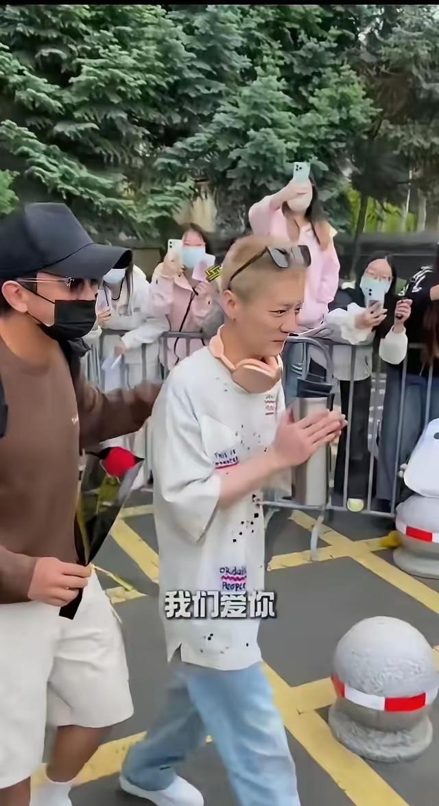 没人在乎鹿晗“出不出轨”，或者说现在没人在乎鹿晗。

 爆料要对那些在事业上升期