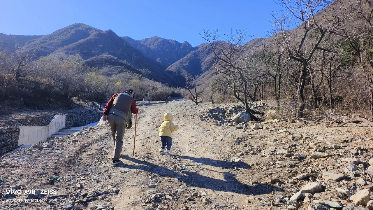 一路山色，随手拍一张风景照第一次和爷爷爬真山的小萌娃。