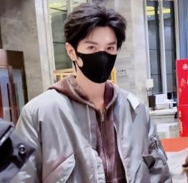 陈哲远大侦探录制忙到凌晨五点下班大侦探从下午五点熬到凌晨五点，陈哲远为《大侦探》