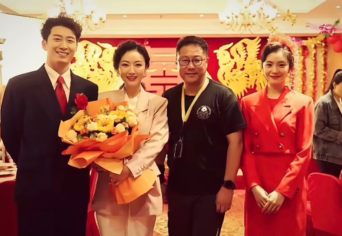小娥和红兵这个结婚造型太对味了，好适合年代剧的两位