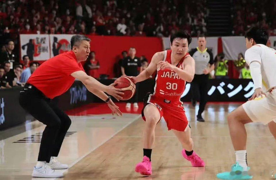 郭导:  小孩儿   让我来教教你什么叫抢断中国男篮战胜日本男篮中国男篮vs日本