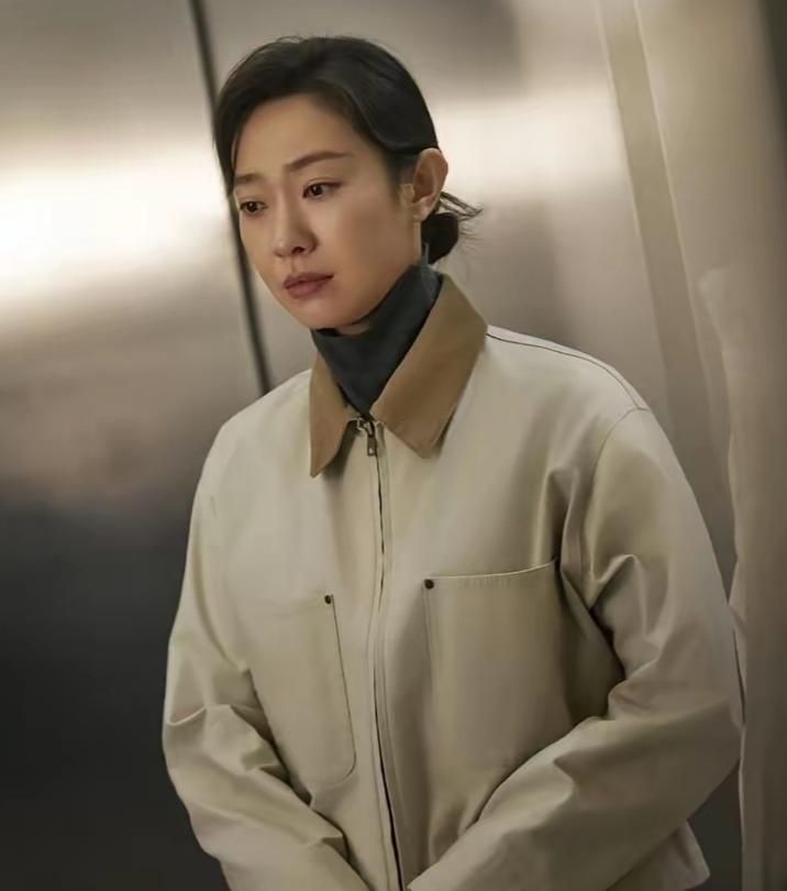 主持人问王佳佳:“你在《美人余》里演卢蕙，你为这个角色做了什么准备？”

王佳佳