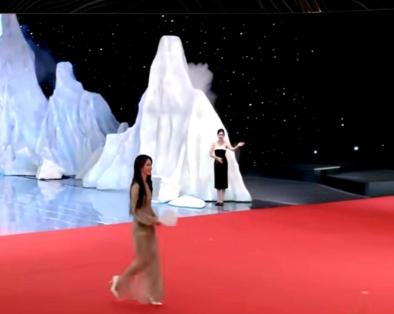 星光大赏 金晨扛出发团立牌走红毯。
 

出发团的家人们没法都凑齐，她就一个人扛