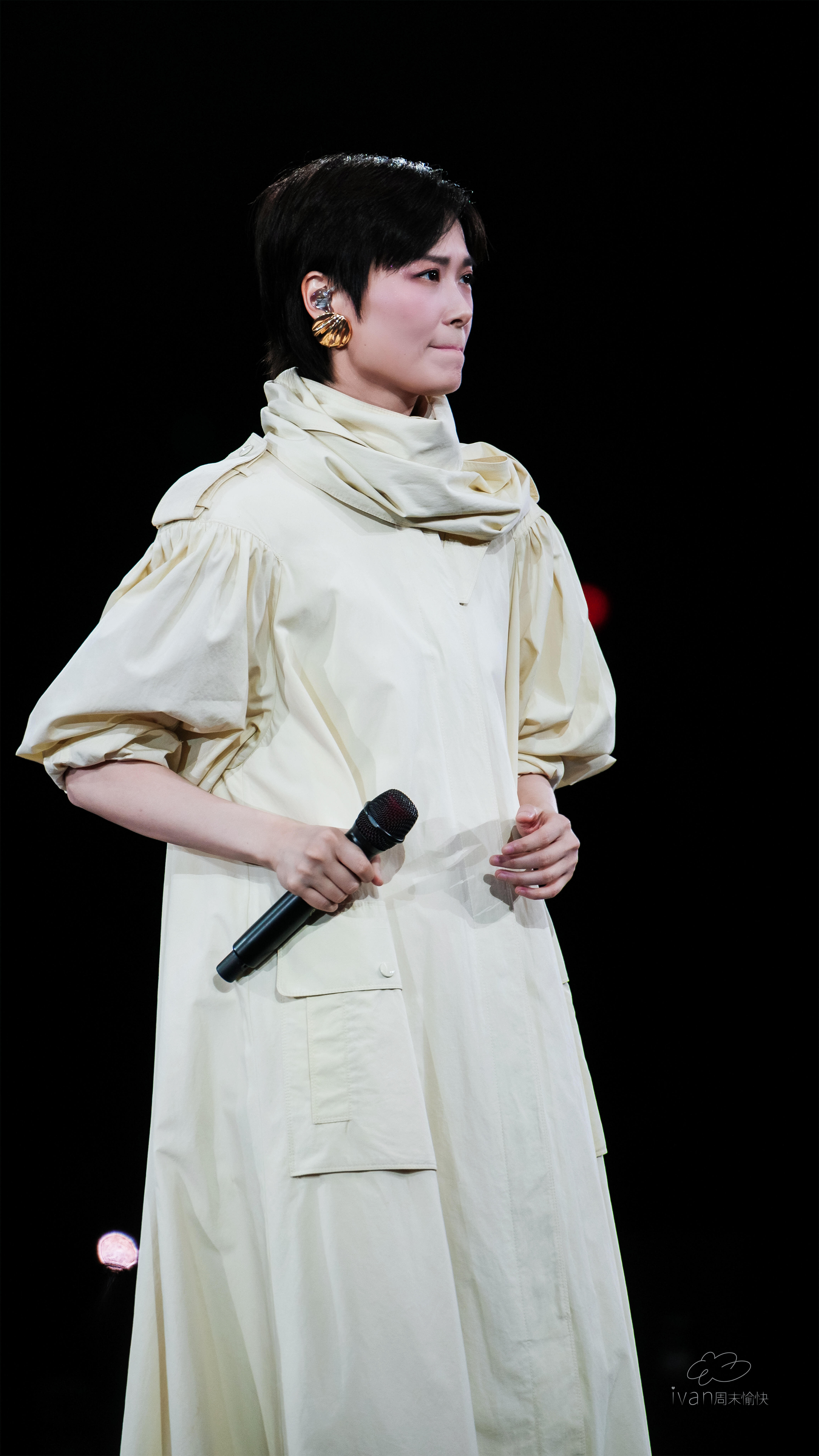 李宇春南京素人风衣新造型 