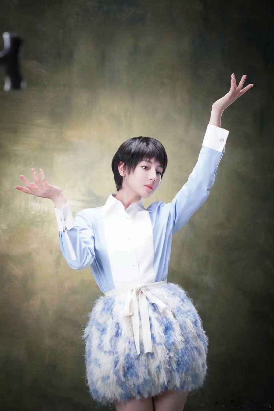 迪丽热巴ELLE超短发  迪丽热巴以超短发造型登上《ELLE》，带来耳目一新的视