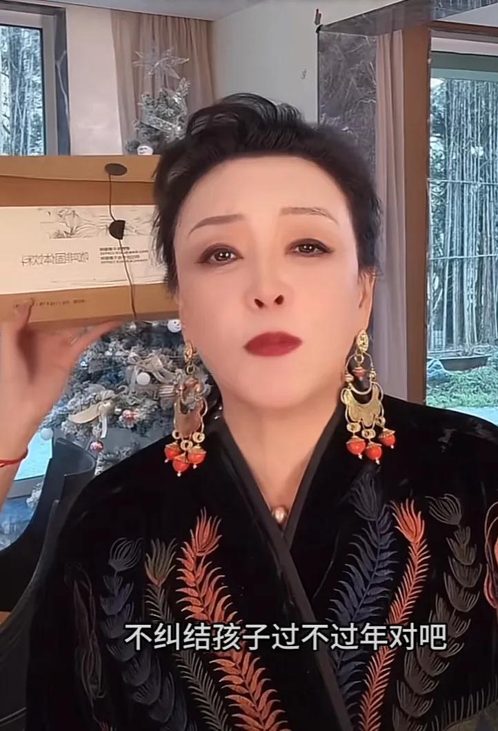 不要老说人家拿孩子博流量，就是她自己不说，很多人直播间就问，问兰姐，孩子也不能回