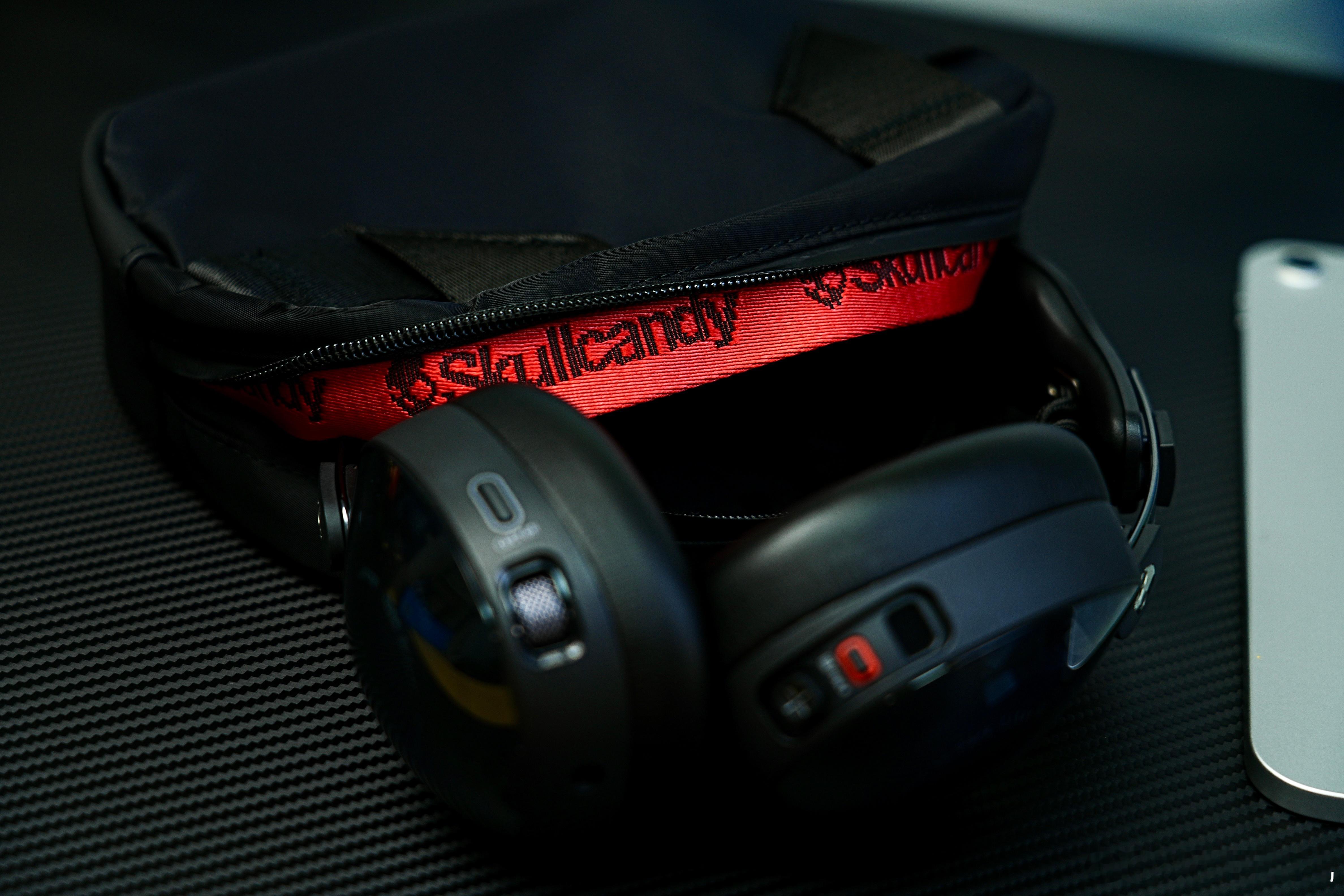 不愧是源自经典飞行员墨镜的奢华外观，Aviator 900 ANC大胆融合复古航