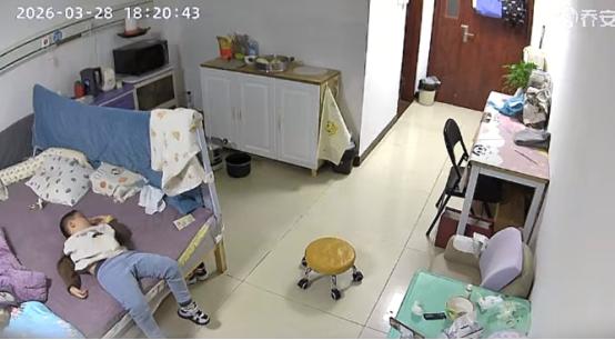 5岁男孩从小瘫痪不会走路，3月28日晚，妈妈把孩子放到床上便去端水给孩子洗脸，回