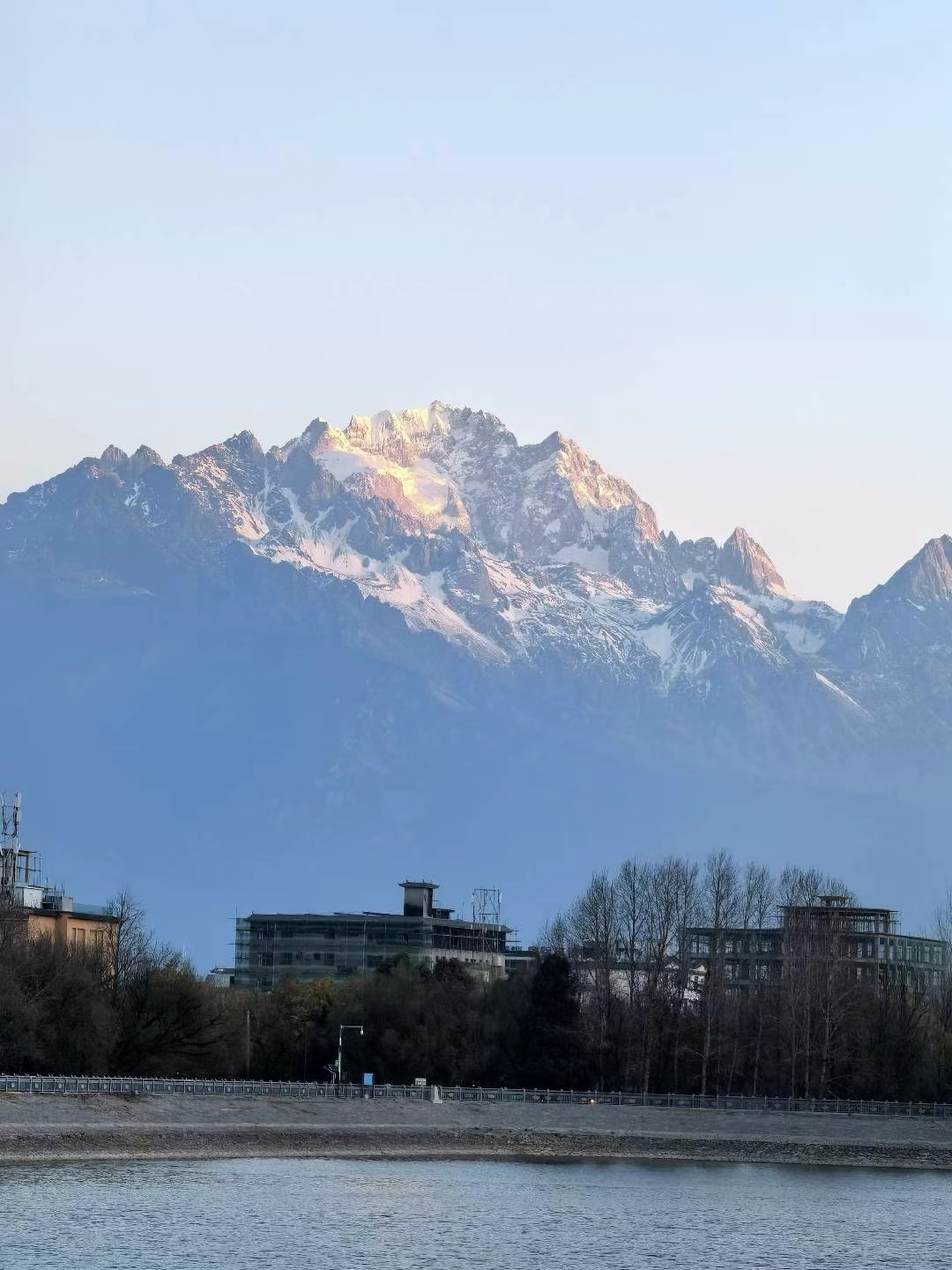 许愿春日出发，在玉龙雪山，和春天撞个满怀这个春天，我把心愿藏进了云南的风里，向着