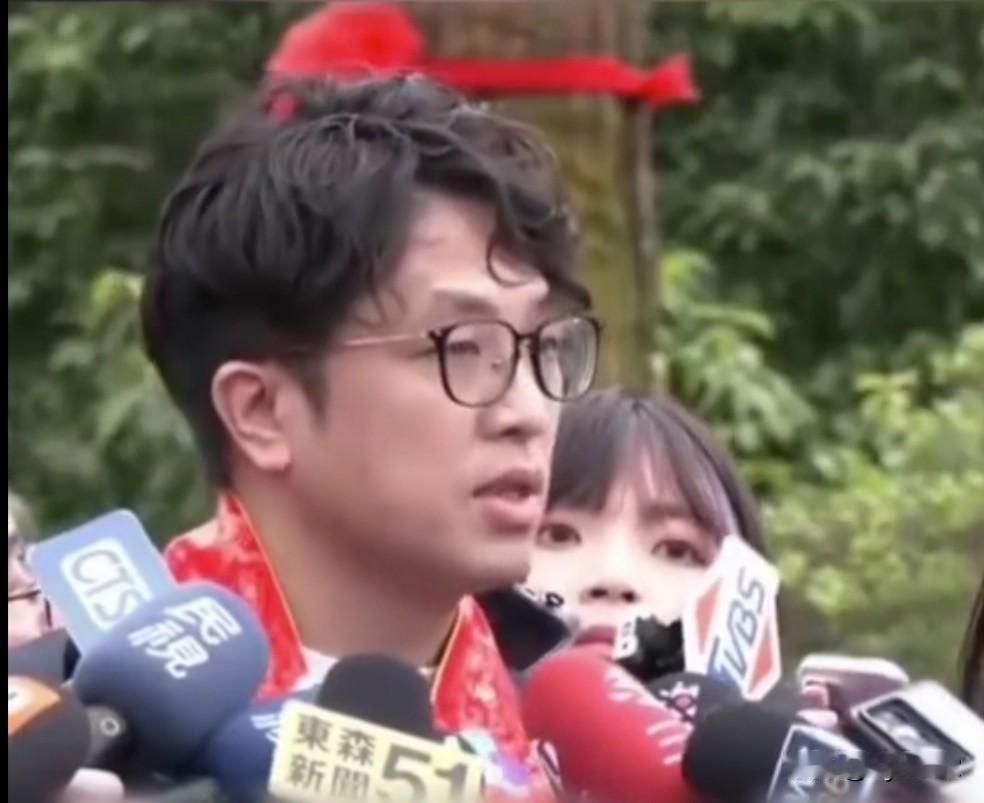 "通辑犯"自封绿营"母鸡"，沈伯洋丑态尽显
 
"民进党支持我、力挺我，我就是绿