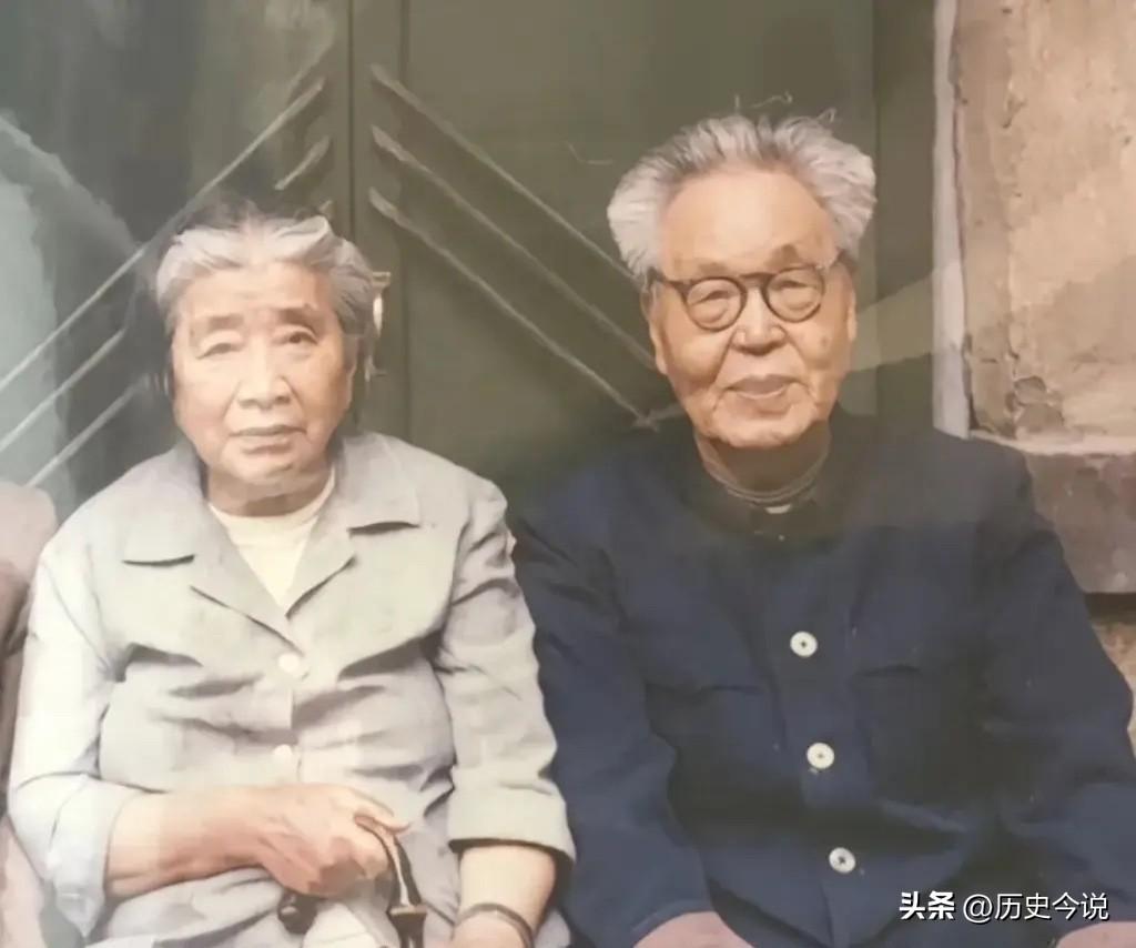 七旬老人王效禹：门外静守，只为伴战友长眠
 
阅读此文前，诚邀您点击一下“关注”