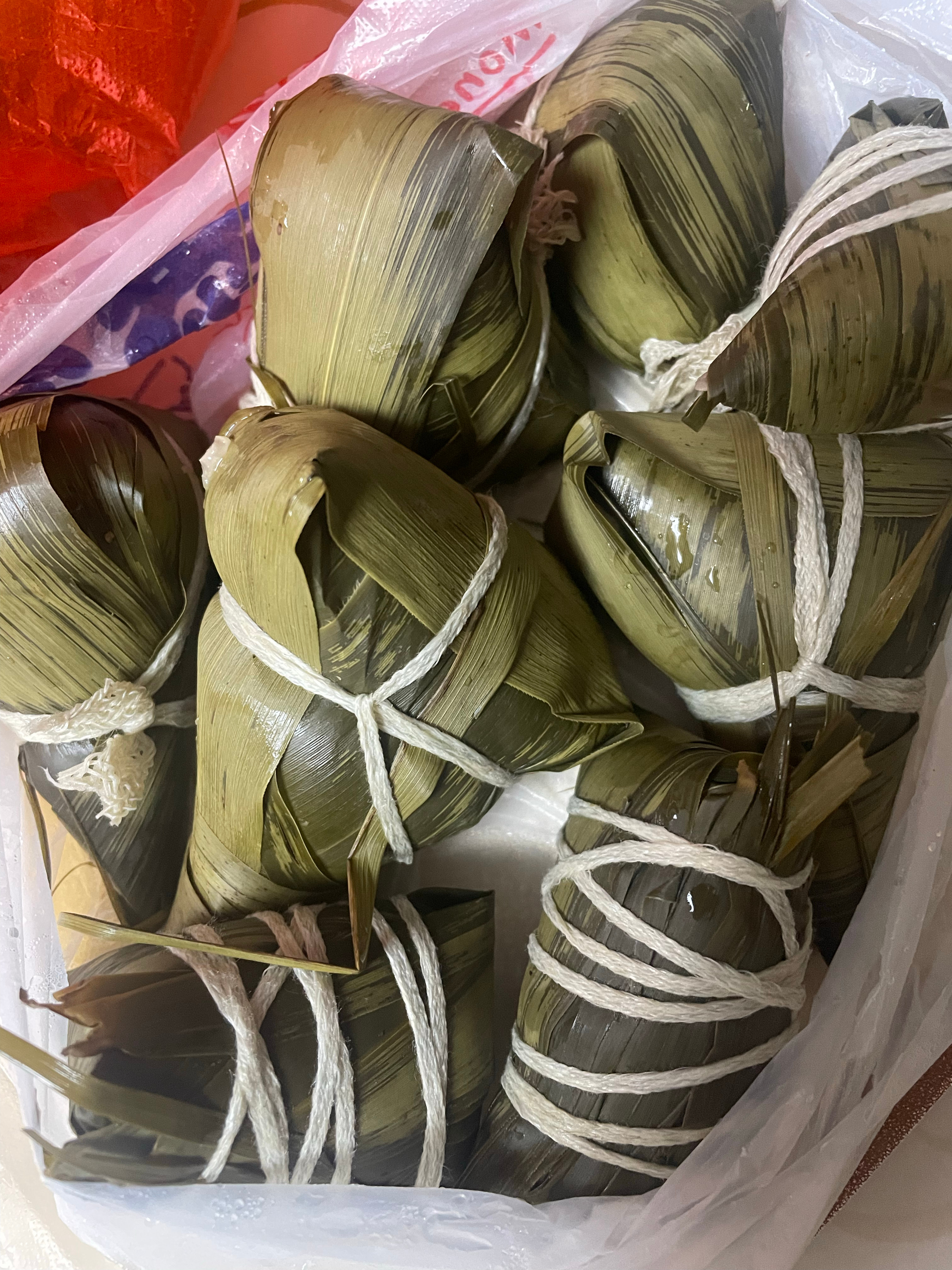 刚婆婆家接到孩子 婆婆给了玉米 还有刚出锅还热乎的粽子车里闻着粽叶香味 馋了 想