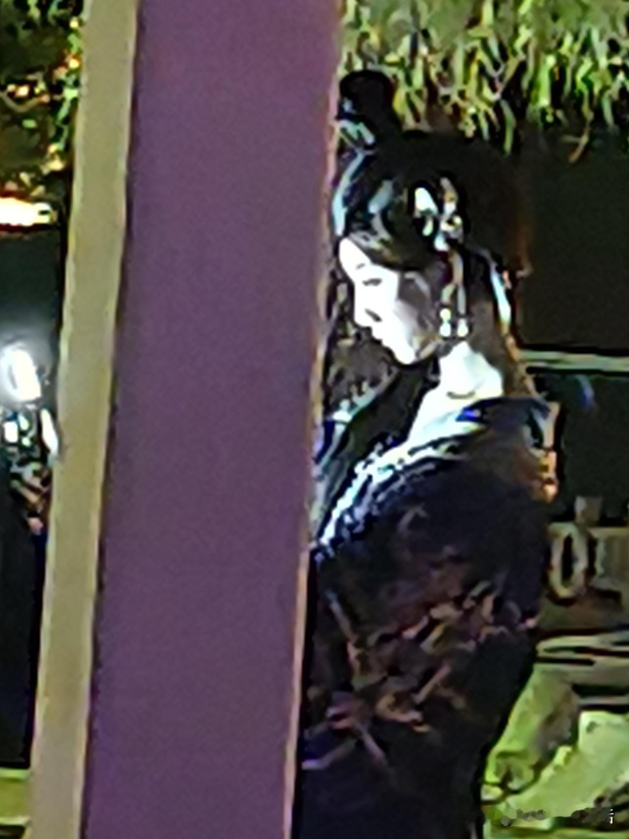 一个穿古装的人在灯光下看手机。古风夜景照 古风夜景拍照