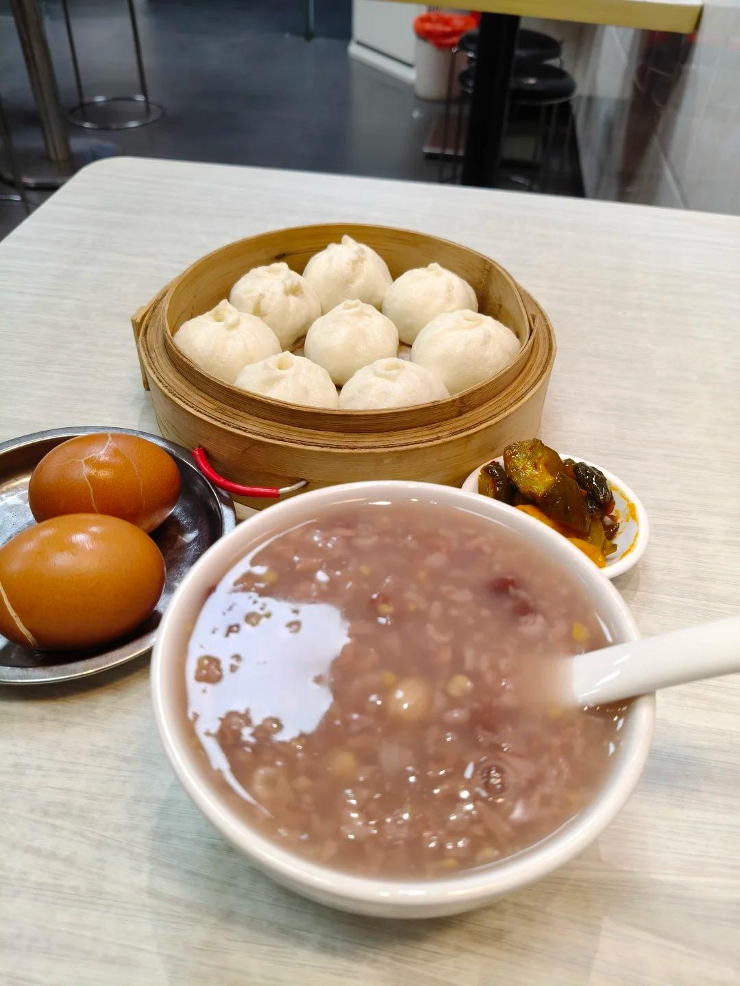晨起烟火暖胃，闲时山野静心，在热气腾腾的日常与清净自然里，褪去虚妄欲望，寻回简单