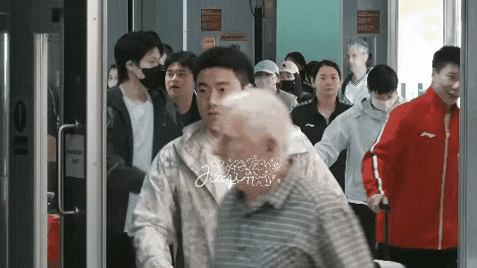 又要上战场啦
又到了哥哥和妹妹装作不熟的时候
又到了双方得遵循五米定律的时刻
哈