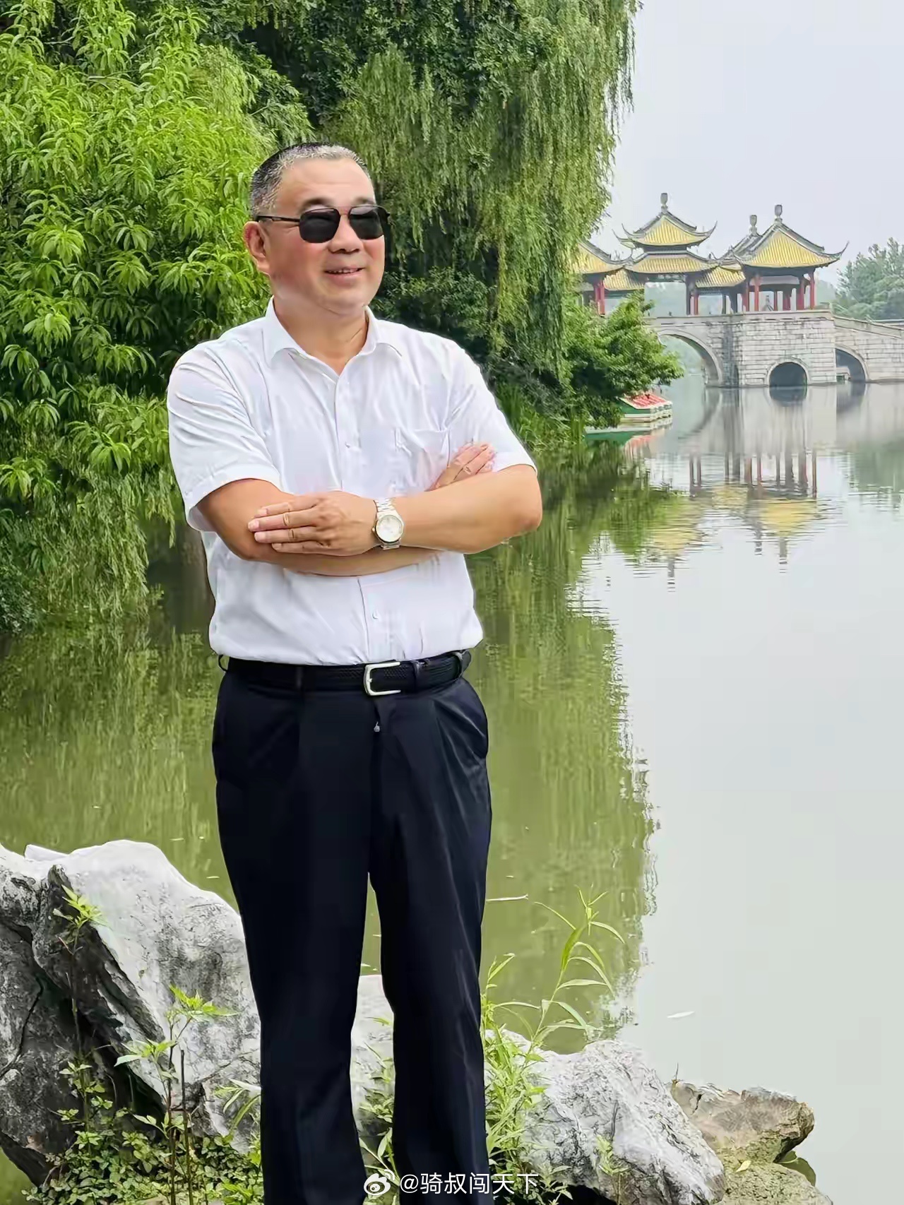 肖战白玉兰内场著名打卡点肖战出席晚宴的造型那么帅，我承认我心动了～有网友昨晚在白