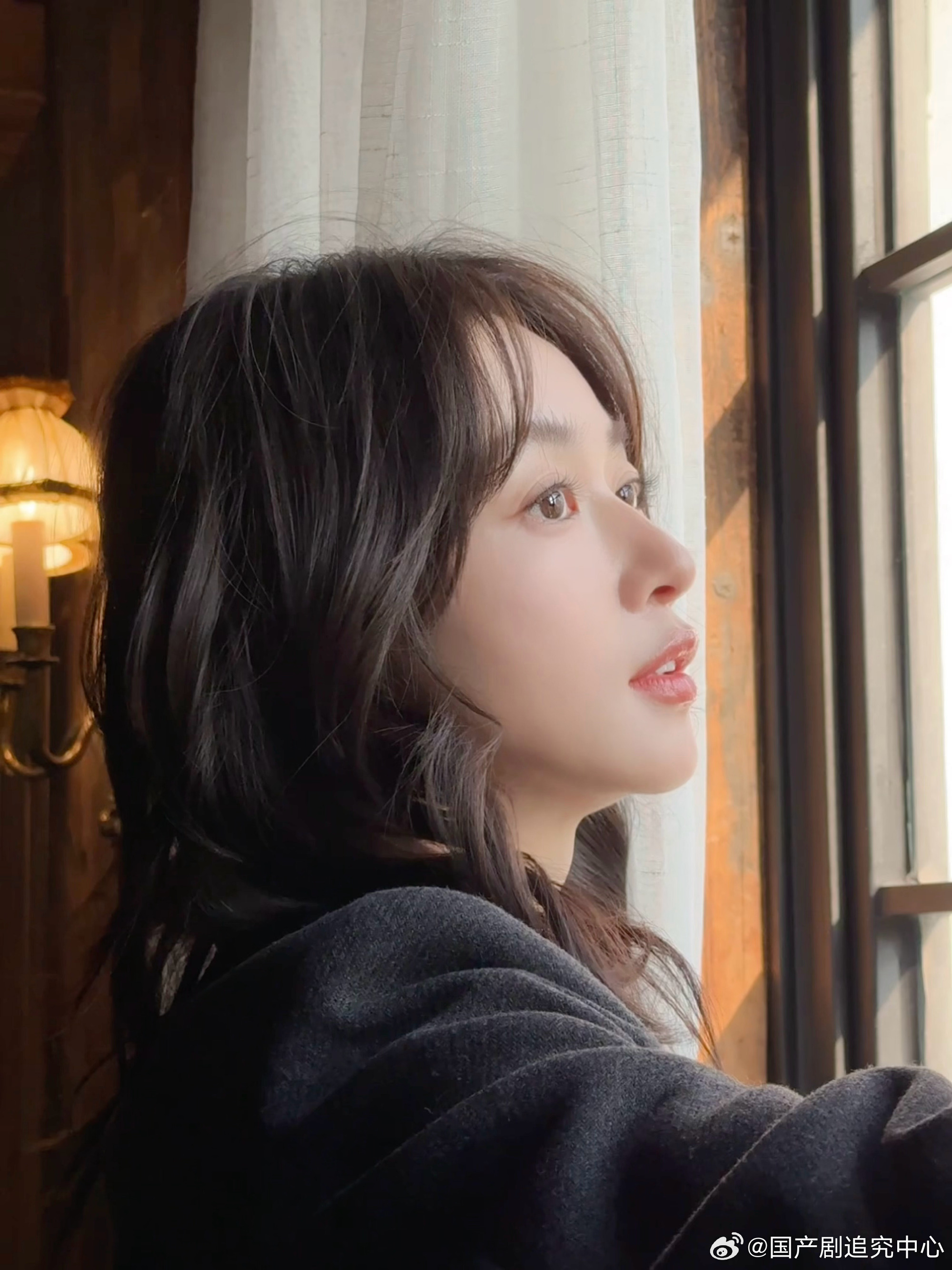 1.吴谨言对另一半是真爱了，即使工作中也会抽空找对方，很听对方的话，她现在还是以