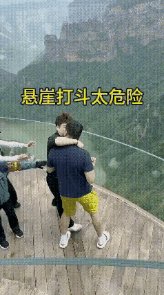 这个男的，从地上爬起来，就赶紧看手机，是什么意思？
还有，这个穿黄短裤的男子还是