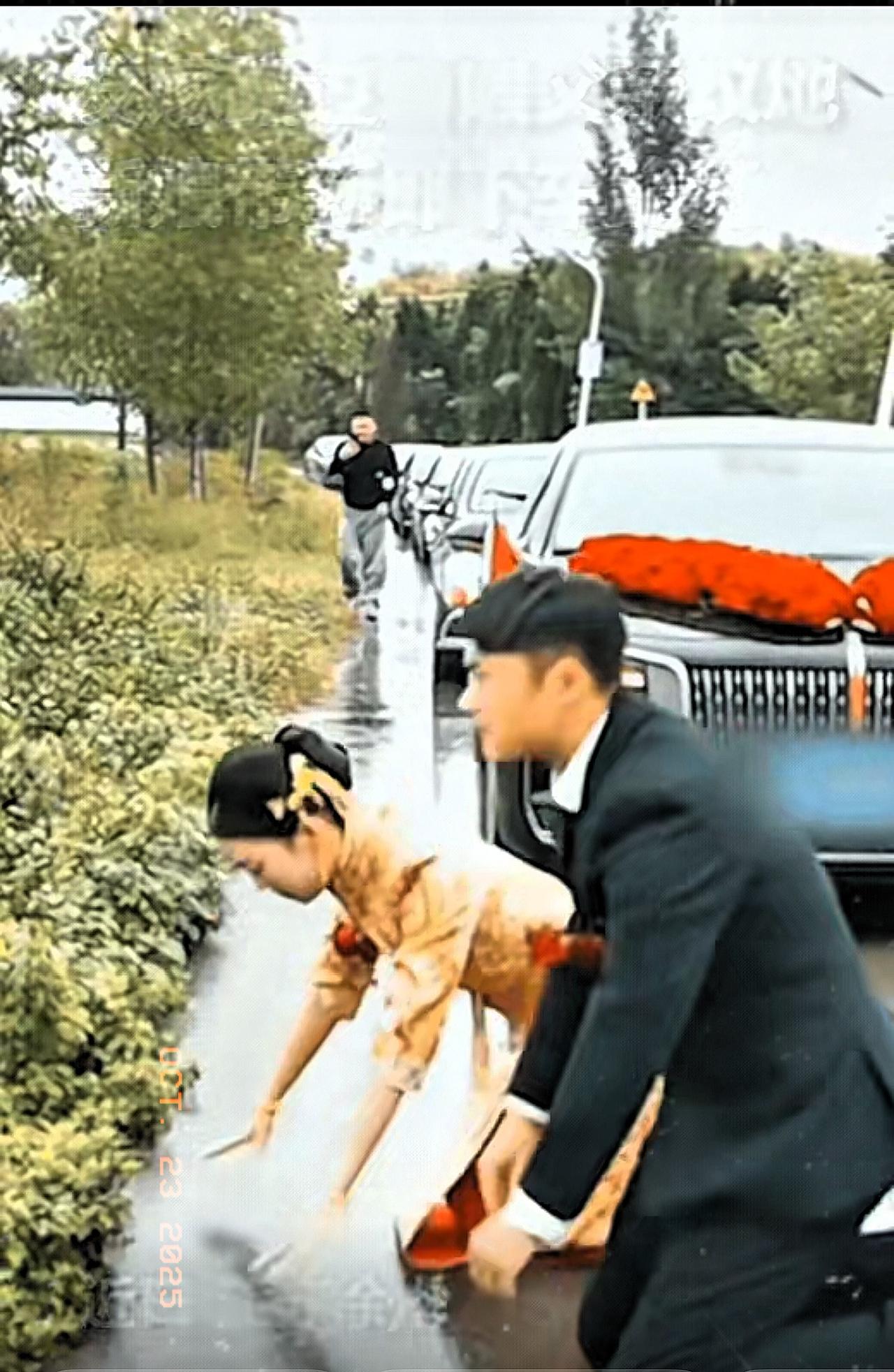 泪目！江苏一新娘出嫁，途中突然让停车，下车后直接跪路边哭泣，新郎也跟着跪在地上！