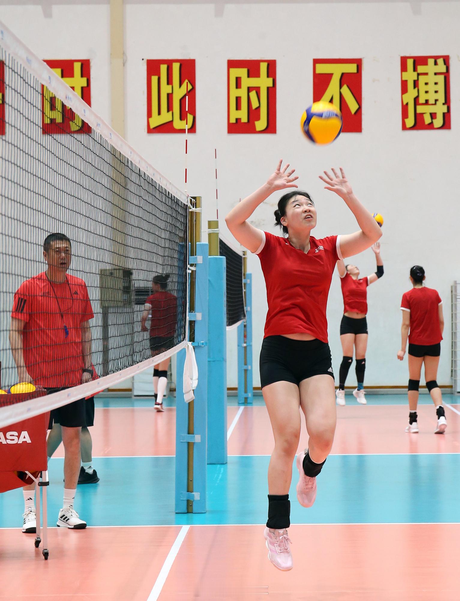 【张籽萱说争取更进一步 [加油]】作为首次入选中国女排的年轻队员，年仅16岁的张
