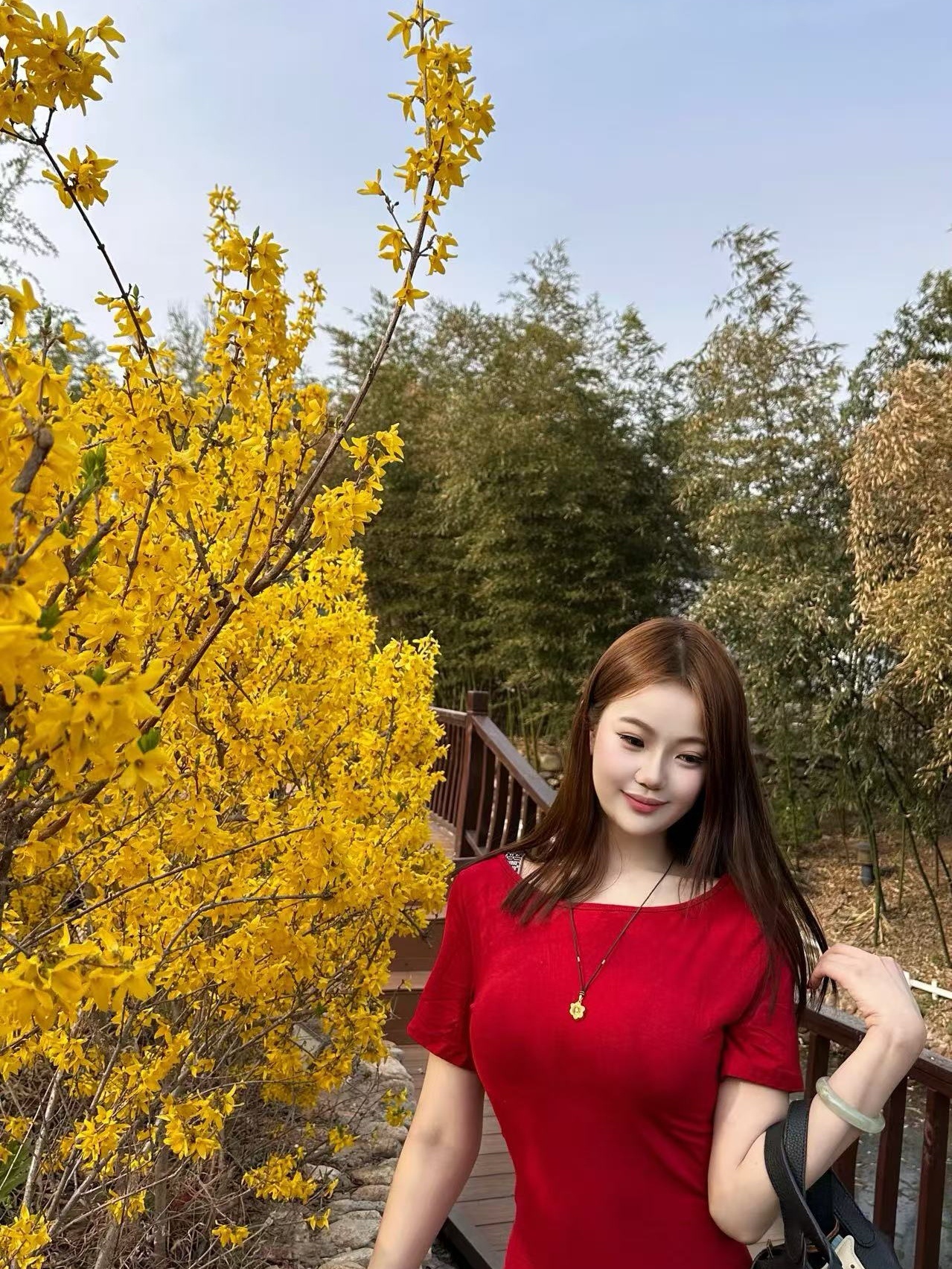 指尖生花🌼跟风拍拍这个爆火题材！ 果然很美！红裙子真的是太艳丽啦！ ​​​