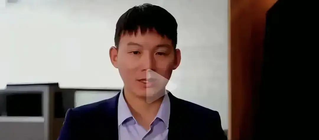 谢浩男直播带货翻车，网友下单的牛肉干收到是鸭肉干。

直播间里拍着胸口保证纯牛肉