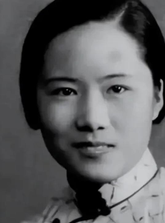 她帮美国造出原子弹，37年后回国，见到周总理第一句话是：“我找不到父母的坟了。”