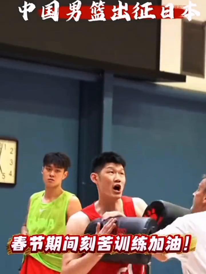 中国男篮到达日本。
中国男篮出征日本，春节期间刻苦训练，加油。大家都很努力，压力
