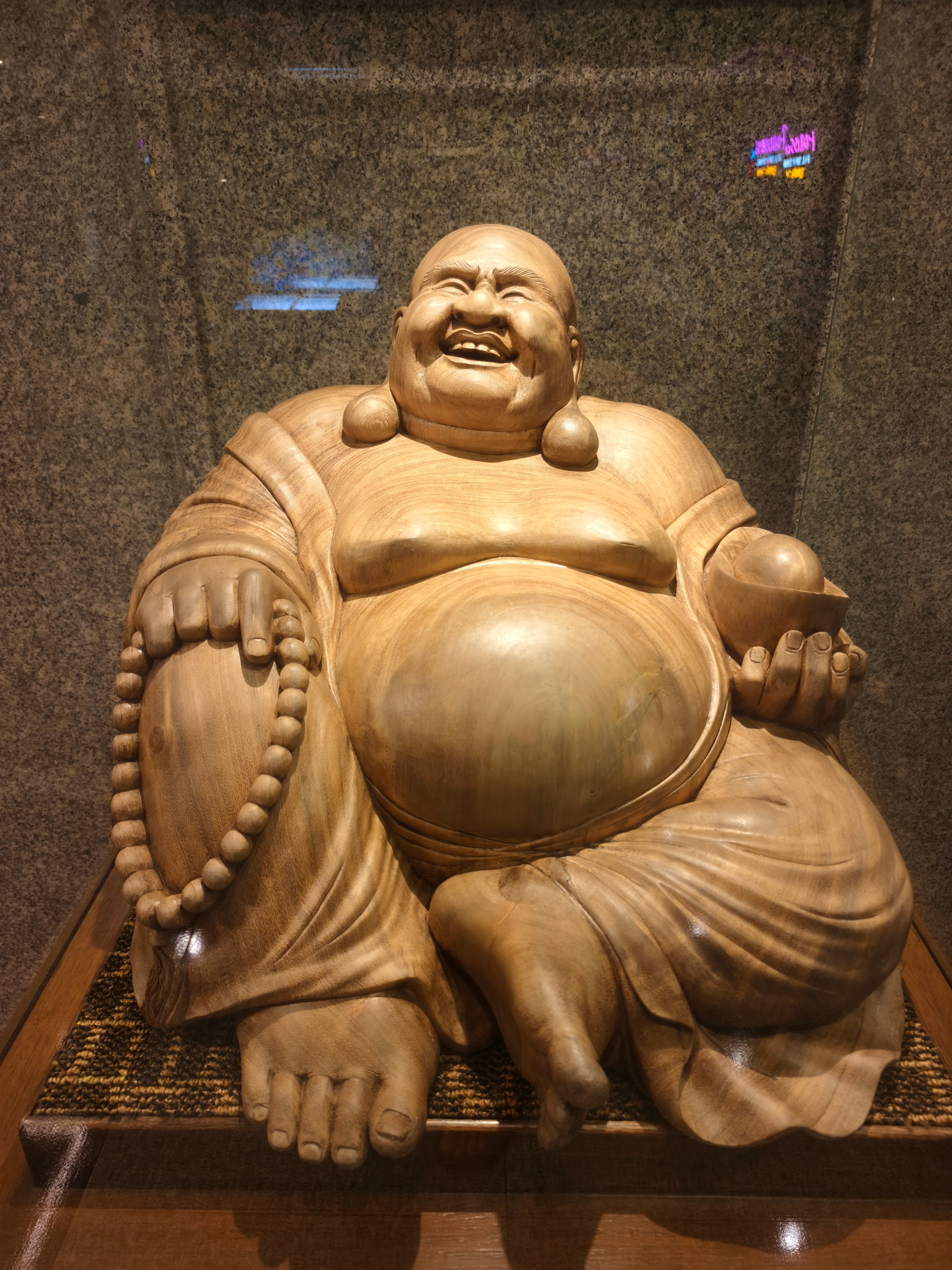 晚上住春川芭提雅海滩度假村，大堂门口两只跪象，门外即纳库鲁阿海滩。深夜海风很大，