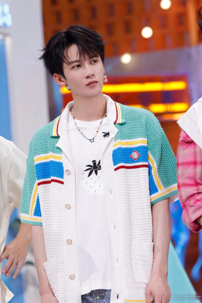 #檀健次多巴胺针织短袖##檀健次草莓白T# 檀健次的多巴胺针织短袖，为我们带来了