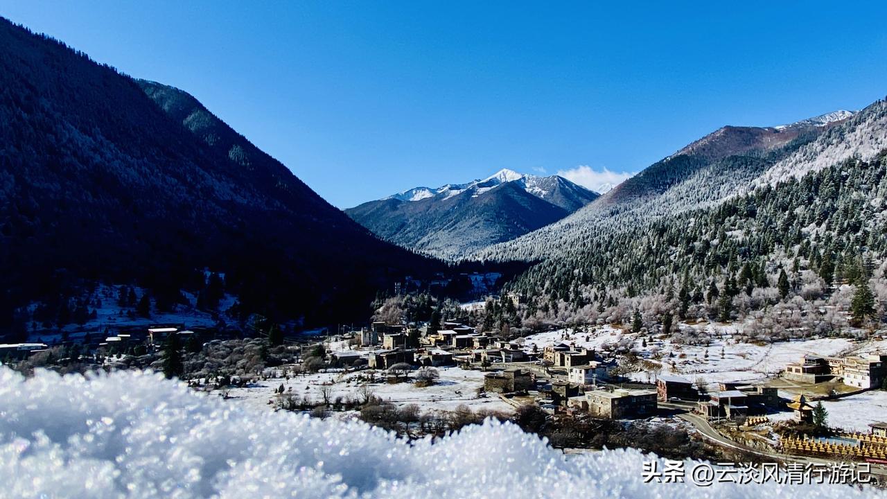 离开中路藏寨，我选择了小众的途径党岭、玉科草原的路线西行，终于走进了我慕名已久的