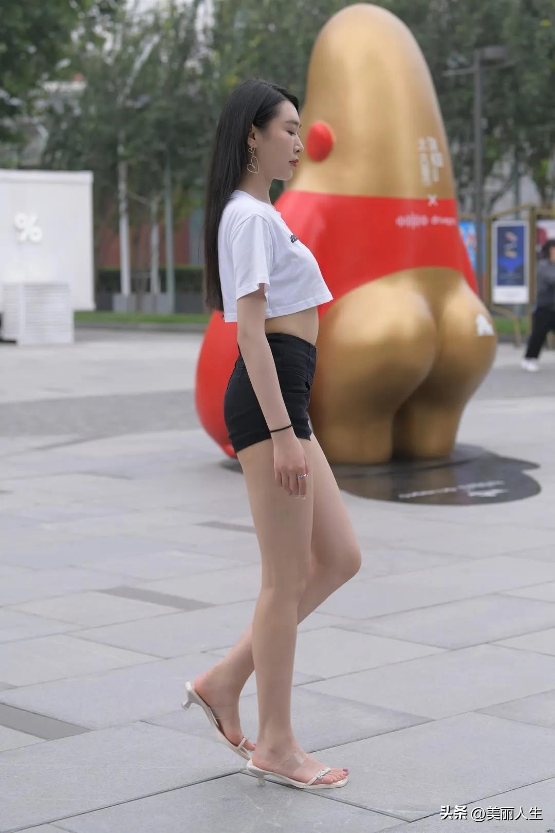 先见虎丘塔，后见苏州城。苏州云岩寺塔为八角七层仿木结构阁楼式砖身木檐塔，是江南现