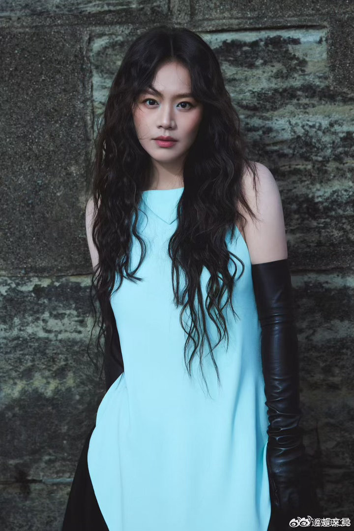 马思纯把撞色玩明白了她真的很懂色彩搭配，大胆用上冷暖对冲的思路，冷调蓝眼影打破沉
