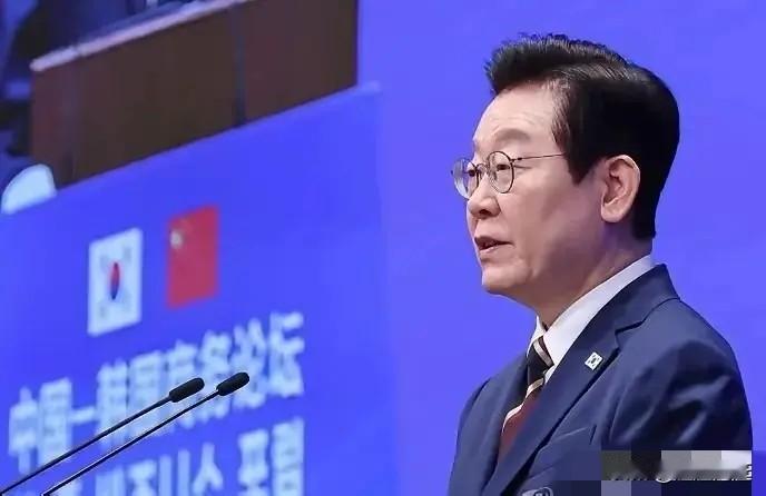 1月5日，李在明打了个比方，很有意思，他说：“中国和韩国就像在同一片海域同向行驶