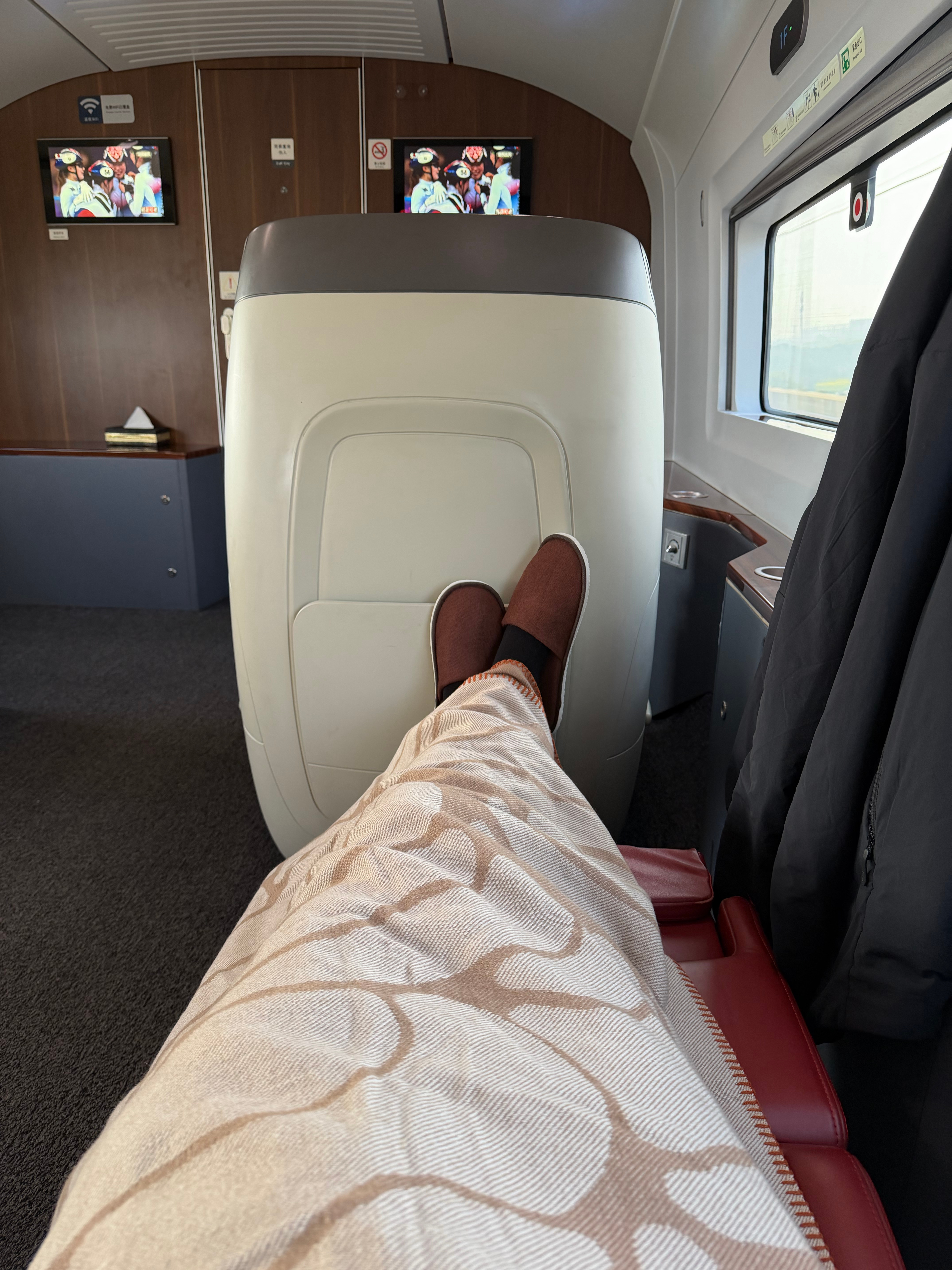 2026年第一次5小时高铁出行。结果毛毯是蔚来的，热茶是东航的。还好人是躺平的，