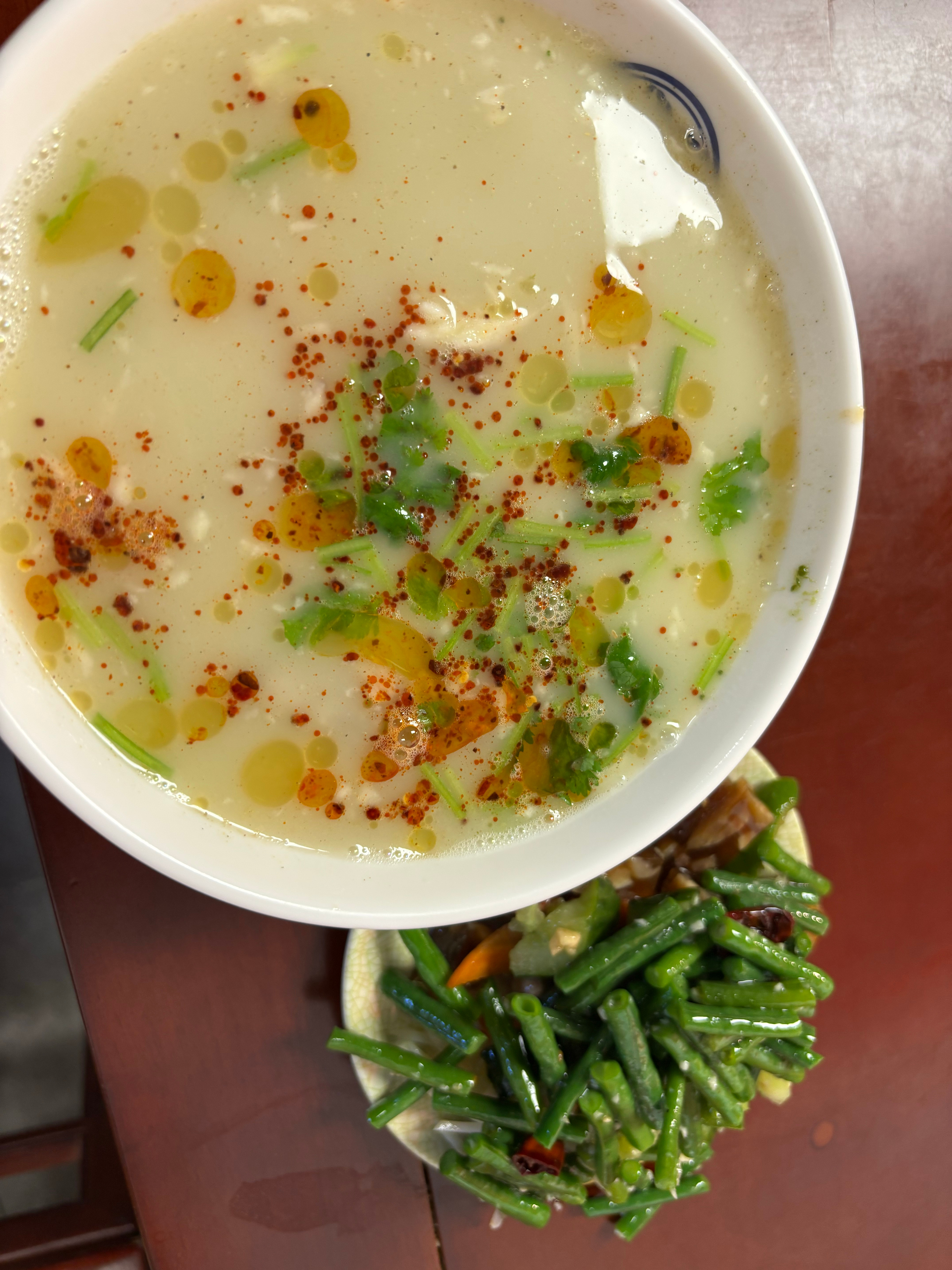 踢了一场球，然后喝了一顿羊肉汤，沧州的老板。羊肉汤属于上乘，烧饼只有河北保定烧饼