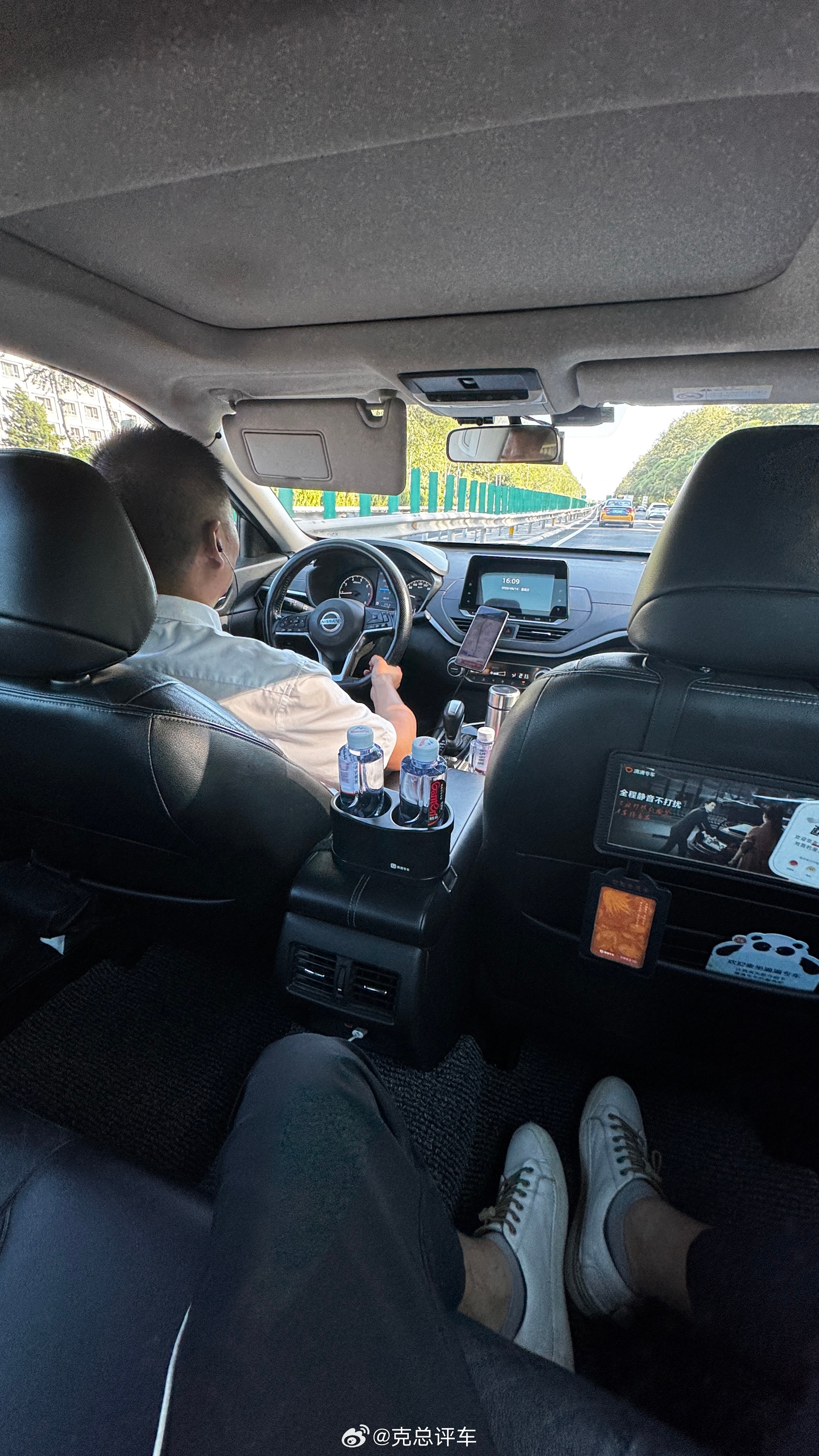 论老派轿车的大沙发还是数日产天籁，一腚下去就是舒服…屁股不会骗人，短途完全没问题