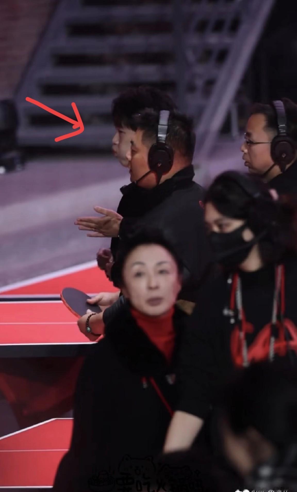 大头刚下台，腿都软了。
不是演的，是真扛住了。
台上笑得自然，台下喘得像跑完五公