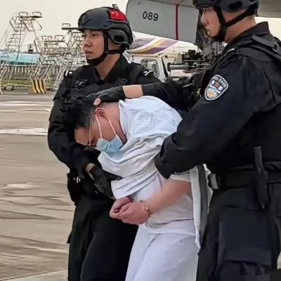 7月20日的北京首都机场，一架国际航班舱门打开，走下来的不是什么重要外商，而是一
