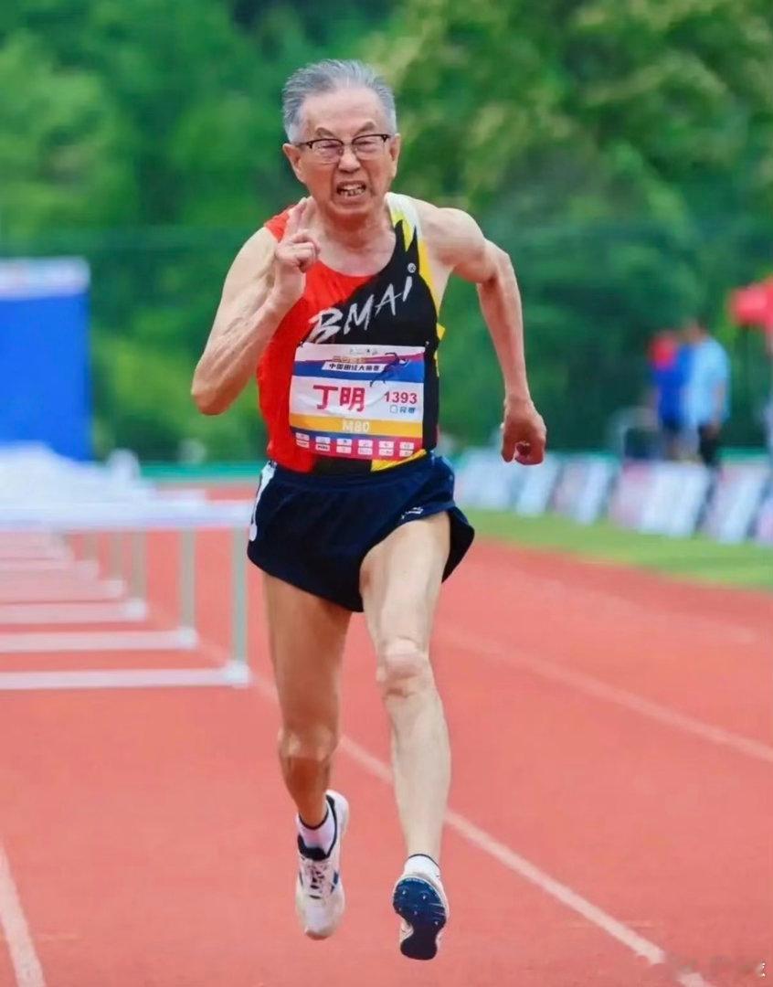 82岁中国大爷击败两日本选手夺冠8月25日，韩国大邱世界大师田径锦标赛，82岁的