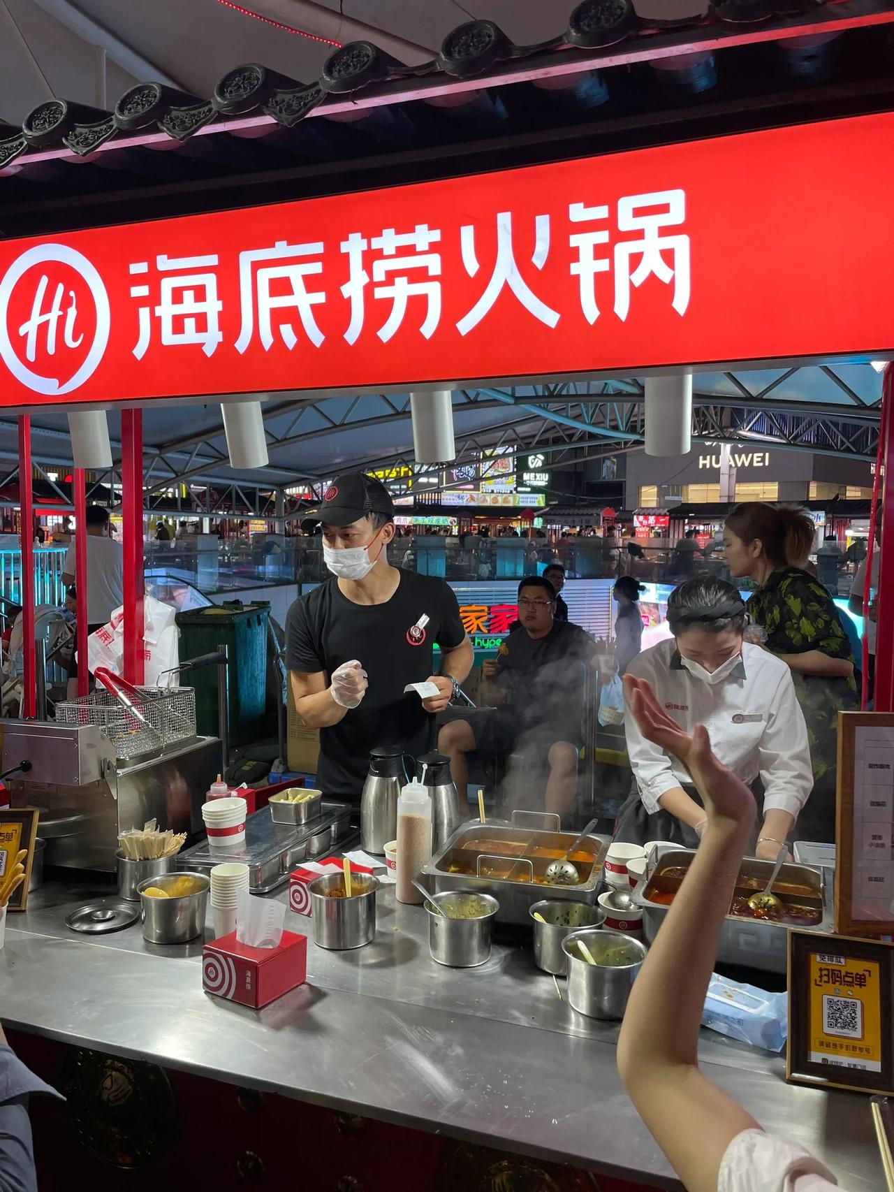 谁能管管！！海底捞也太卷了吧！来卷夜市了！海底捞真有你的！

海底捞开始进军夜市