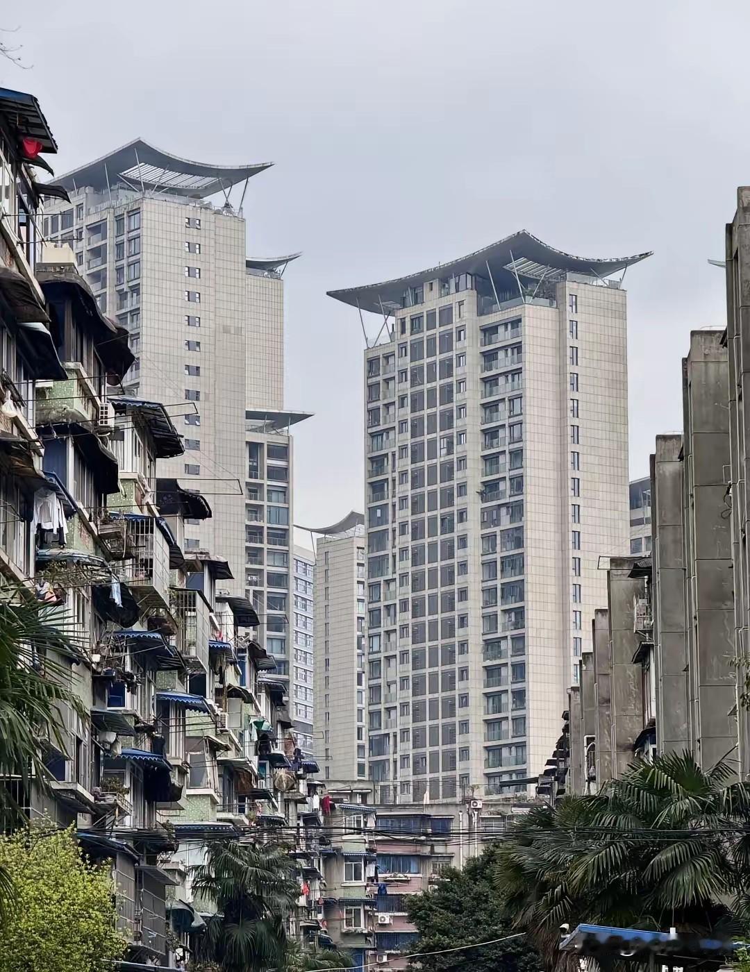 任何大城市都有老破小，但上海和北京的价格比成都就高多了。

有人认为这是割裂，其