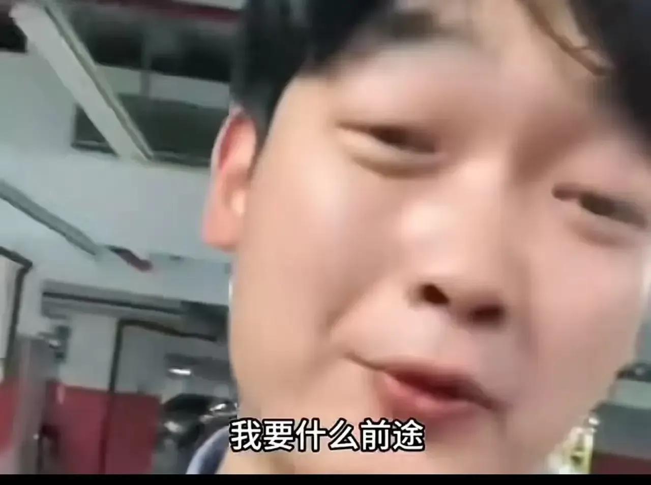 这位年轻小伙，在上海担任保安一职，竟被网络世界中的键盘侠们嘲笑为胸无大志、庸庸碌