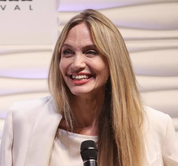 听说安吉丽娜·朱莉要离开美国了，这消息还挺让人意外的。朱莉可是好莱坞的传奇人物，