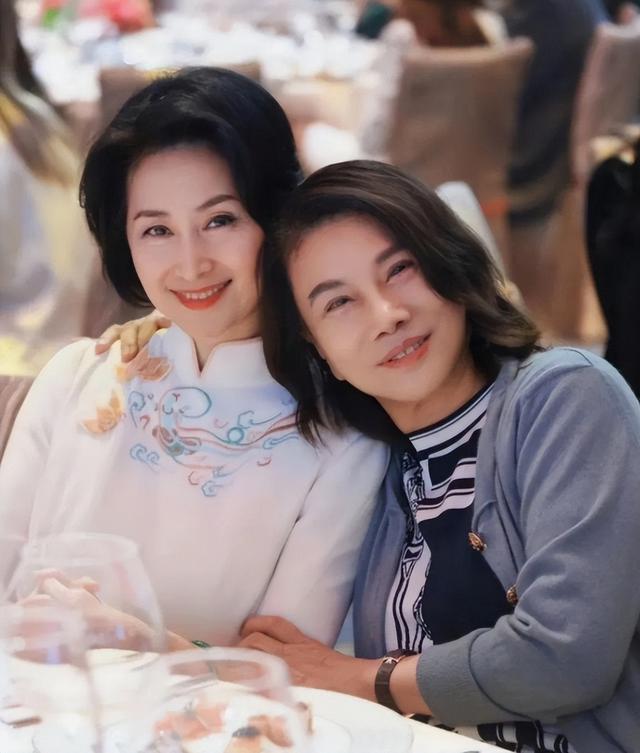 何超琼和董明珠有一个共性：都是男人没了，自己才狠心搞事业。何超琼原本想在娱乐圈打