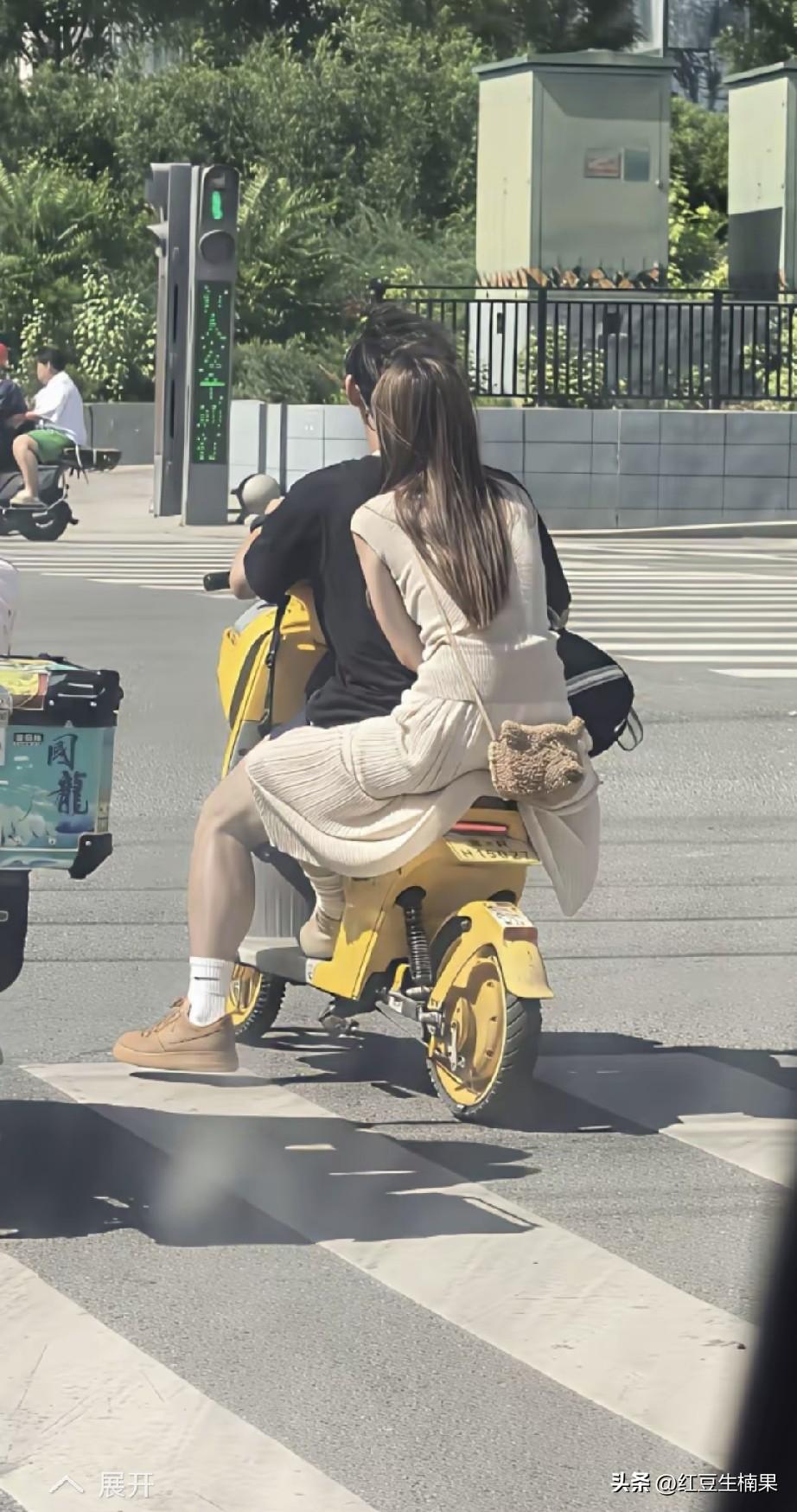 骑辆共享单车也能找到这样的女朋友，
真的不敢相信。
关键女孩子还愿意坐，你说气人