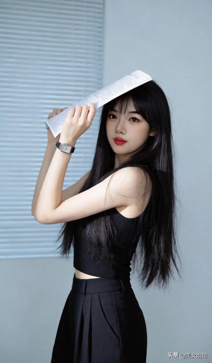 优雅黑裙，自信姿态，红唇点缀，完美女神！